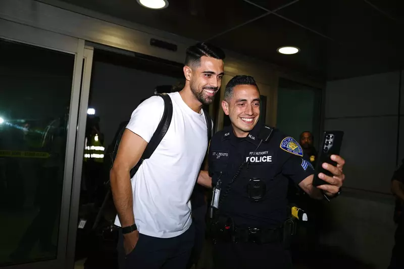 وصول بعثة بورتو إلى أمريكا تحضيراً للمنافسة في كأس العالم للأندية وصول بعثة بورتو إلى أمريكا تحضيراً للمنافسة في كأس العالم للأندية
