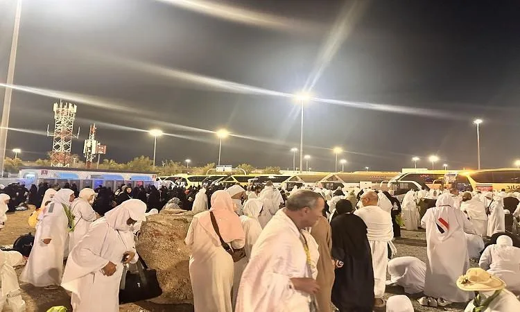 وصول حجاج القرعة إلى مخيمات منى وتوزيعهم بنجاح وصول حجاج القرعة إلى مخيمات منى وتوزيعهم بنجاح