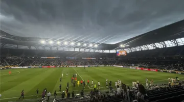 وقف مباراة باتشوكا وسالزبورغ في كأس العالم للأندية.. وترك اللاعبين للملعب.
