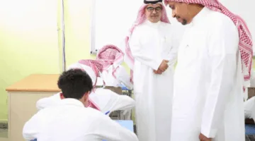 وكيل التعليم العام يتفقد سير الاختبارات ويشارك الطلاب في يومهم الدراسي