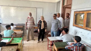 وكيل وزارة التعليم بمطروح تتابع امتحان اليوم الأخير للصف الإعدادي في لجان علم الروم