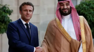 ولي العهد يتلقى مكالمة هاتفية من ماكرون لمناقشة التطورات الراهنة في المنطقة