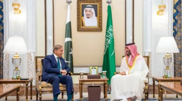 ولي العهد يتلقى نائب رئيس الوزراء الباكستاني لمناقشة فرص التعاون الثنائي