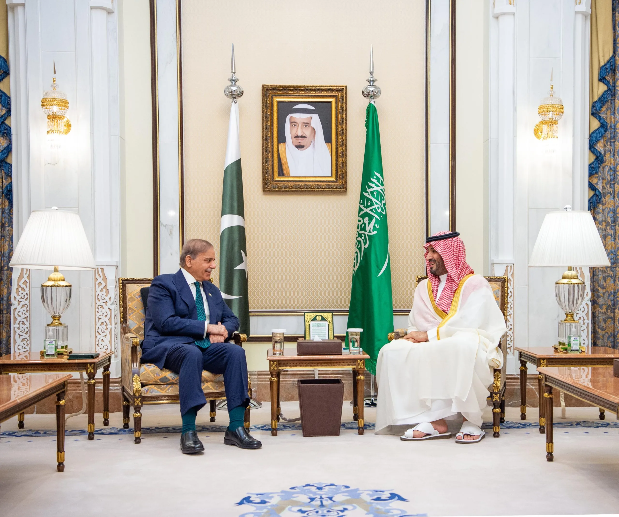 ولي العهد يتلقى نائب رئيس الوزراء الباكستاني لمناقشة فرص التعاون الثنائي