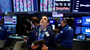 وول ستريت تبدأ تعاملاتها بانخفاض عقب الهجوم الإسرائيلي على إيران