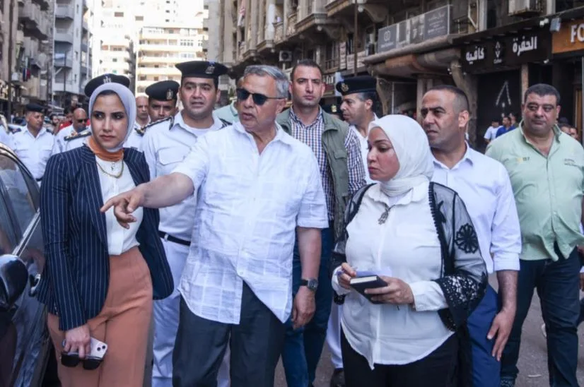لترتيب الفوضى في شارع أطلس.. محافظ الإسكندرية يغلق 12 مقهى ويصدر إنذارات للمخالفين. لترتيب الفوضى في شارع أطلس.. محافظ الإسكندرية يغلق 12 مقهى ويصدر إنذارات للمخالفين.