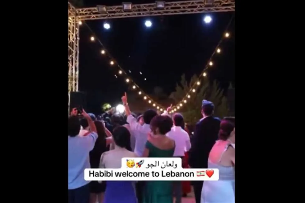 «يا قلبي، خطوة واحدة ليست خيالاً».. لحظة عبور صواريخ إيرانية فوق حفلة في لبنان أثناء عرض أغنية شيرين (فيديو)