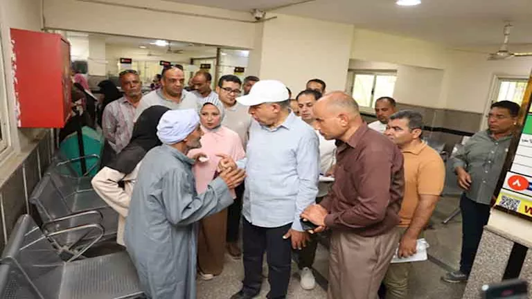 يتسع لـ 105 مركبات.. محافظ المنيا يزور موقف سمالوط الجديد (صور)