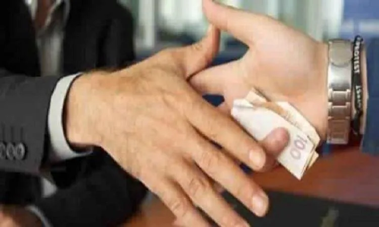 يعمل في قطاع حكومي ويستلم أموالاً مقابل تقديم خدمات معينة .. ما هو الرأي الشرعي؟