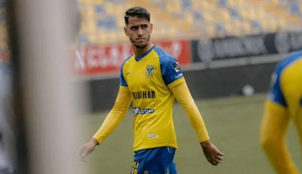 يقال… عرض الأهلي لـ “الأناكوندا” وصدمة عاشور وصفقة مثيرة في الزمالك يقال… عرض الأهلي لـ “الأناكوندا” وصدمة عاشور وصفقة مثيرة في الزمالك