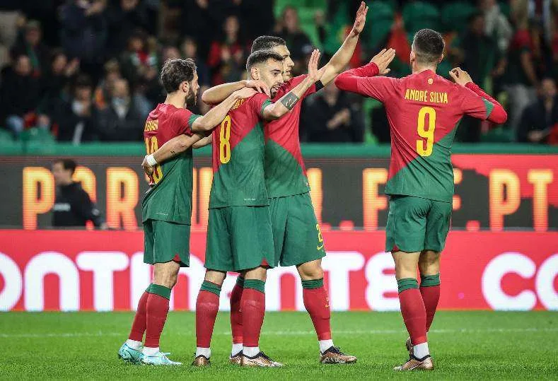 “يويفا” يوضح سبب تأخير بدء مباراة البرتغال وألمانيا لمدة عشر دقائق

04 يونيو 2025 | 10:21 مساءً