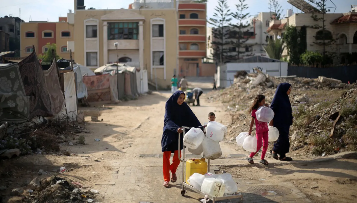 في وقت تتواصل فيه مفاوضات الدوحة... دخول أول شحنة وقود إلى غزة بعد انقطاع دام 130 يوماً