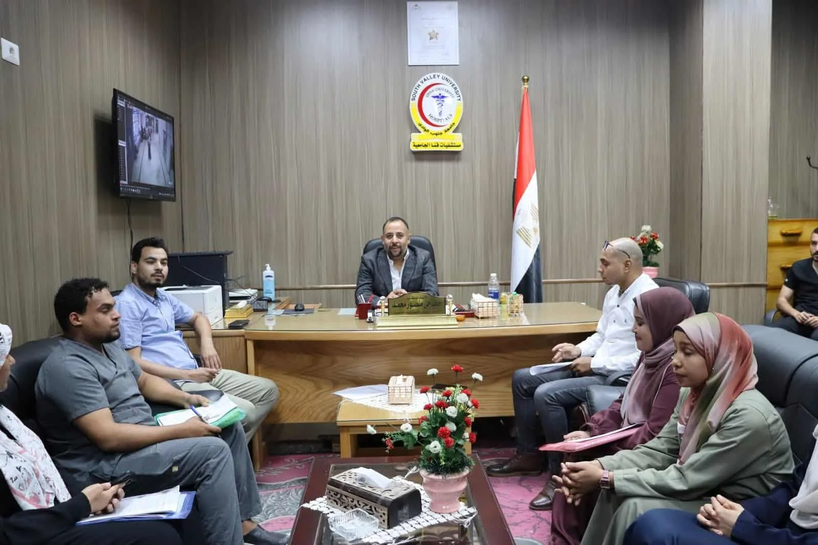 اجتماع شامل في مستشفيات قنا الجامعية لمناقشة تحسين الجودة ومكافحة العدوى اجتماع شامل في مستشفيات قنا الجامعية لمناقشة تحسين الجودة ومكافحة العدوى