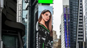 نانسي عجرم تتألق في لوحة إعلانات سبوتيفاي بتايمز سكوير بعد تعيينها سفيرة لـ EQUAL Arabia.