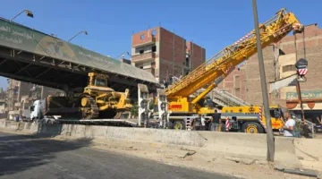 استخدام 3 أوناش واستدعاء رابع لرفع جسر المشاة في طوخ بعد تصادم شاحنة محملة بلودر.