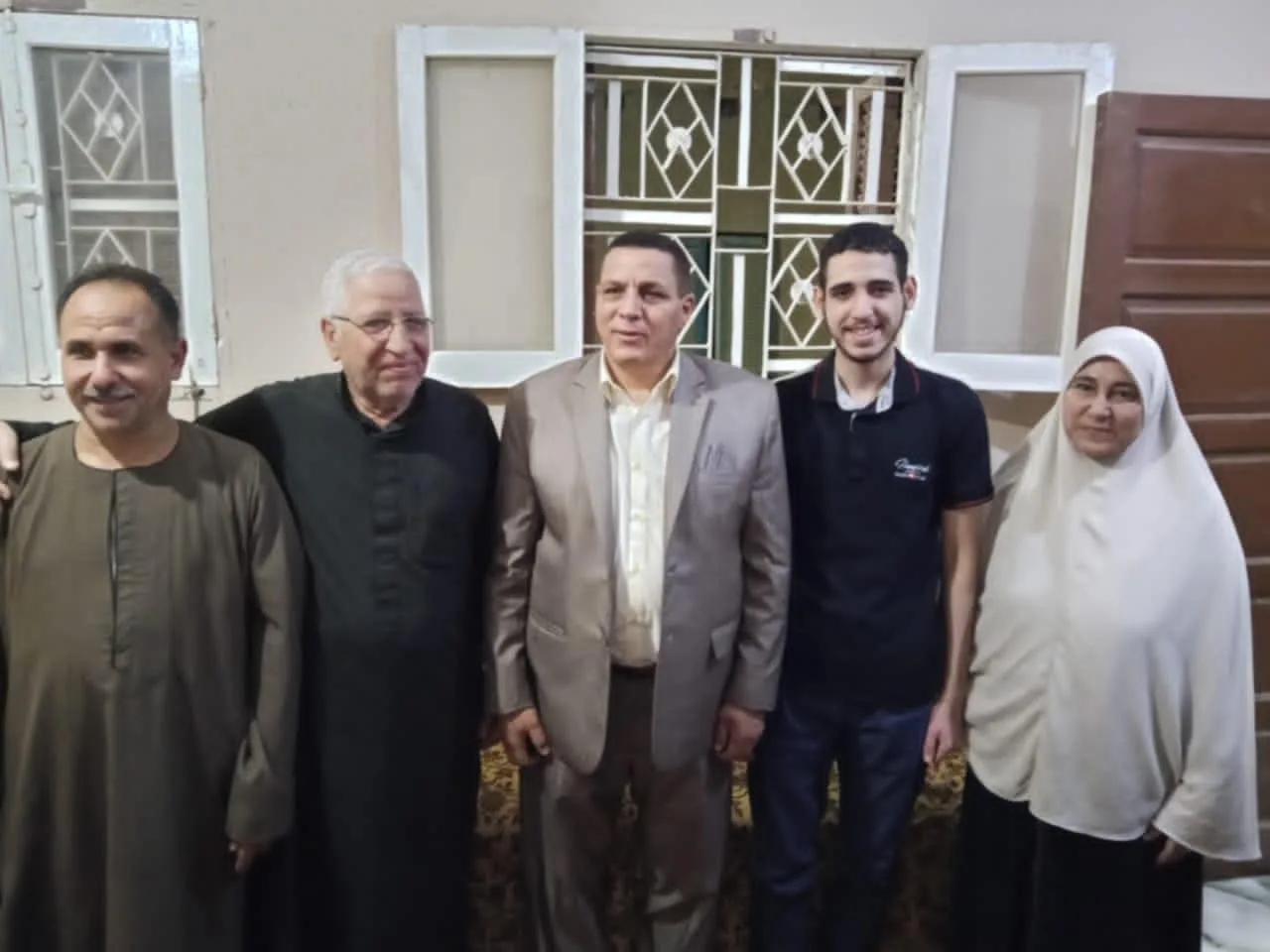 نائب يمنح الطالب المتفوق في علوم الثانوية العامة من بني سويف رحلة عمرة تكريماً لإنجازاته