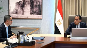 رئيس الوزراء يناقش مع وزير الاستثمار مجموعة من المشاريع التشغيلية.