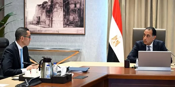 رئيس الوزراء يناقش مع وزير الاستثمار مجموعة من المشاريع التشغيلية. رئيس الوزراء يناقش مع وزير الاستثمار مجموعة من المشاريع التشغيلية.