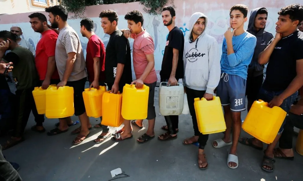 غزة: الاحتلال يطلق حربًا منظم على مياه الشرب ويقوم بارتكاب 112 مجزرة ضد طوابير تعبئة المياه غزة: الاحتلال يطلق حربًا منظم على مياه الشرب ويقوم بارتكاب 112 مجزرة ضد طوابير تعبئة المياه