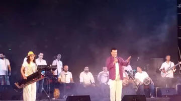 إيهاب توفيق يطلق مهرجان الأوبرا الصيفي في استاد الإسكندرية بحضور حاشد.