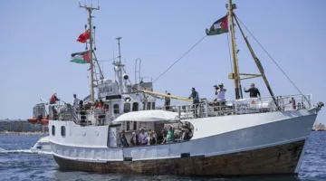 قوات الاحتلال الإسرائيلي تقتحم سفينة حنظلة المتوجهة إلى غزة وتطلب من المتضامنين رفع أيديهم.