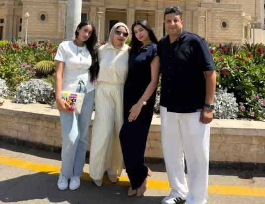 سكرتير عام نقابة الموسيقيين يحتفل بتخرج ابنته زينة من كلية الاقتصاد والعلوم السياسية سكرتير عام نقابة الموسيقيين يحتفل بتخرج ابنته زينة من كلية الاقتصاد والعلوم السياسية