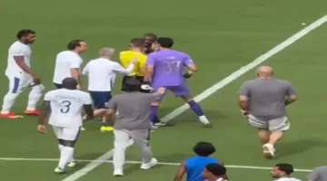 10 صور من مشادة ياسين بونو حارس الهلال مع حكم مباراة فلومينينسي