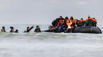 لندن: فرض عقوبات على الذين يساعدون في نقل المهاجرين عبر القنال الإنجليزي