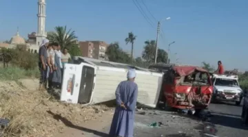 12 شخصًا يُصابون في حادث تصادم بين سيارتين بسوهاج