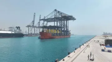 12 صورة: رافعات ضخمة تصل ميناء السخنة عبر السفينة “ZHEN HUA 36”