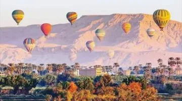 700 سائح يضيئون سماء الأقصر من خلال 30 رحلة بالون هوائي.