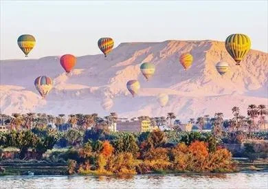 700 سائح يضيئون سماء الأقصر من خلال 30 رحلة بالون هوائي.