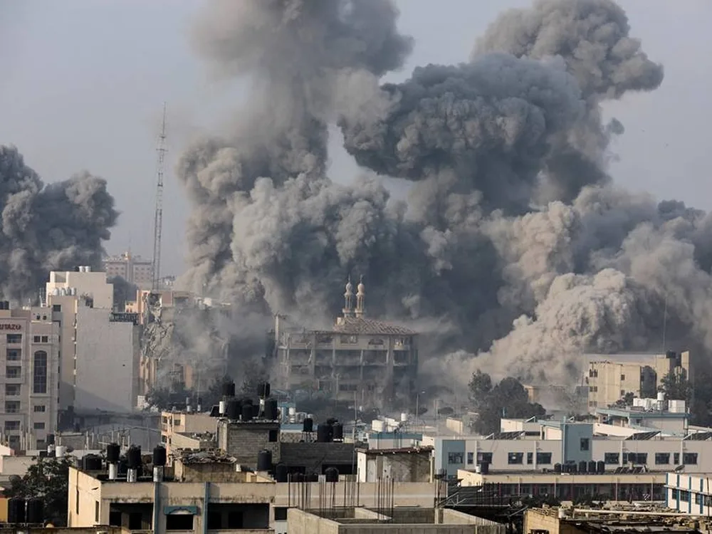 13 شهيدًا وجرحى كثيرون جراء قصف إسرائيلي استهدف المنازل ومراكز الإيواء في غزة. 13 شهيدًا وجرحى كثيرون جراء قصف إسرائيلي استهدف المنازل ومراكز الإيواء في غزة.