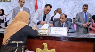 محافظ سوهاج ينظم اجتماعاً أسبوعياً مع المواطنين للاستماع إلى شكاواهم وطلباتم.