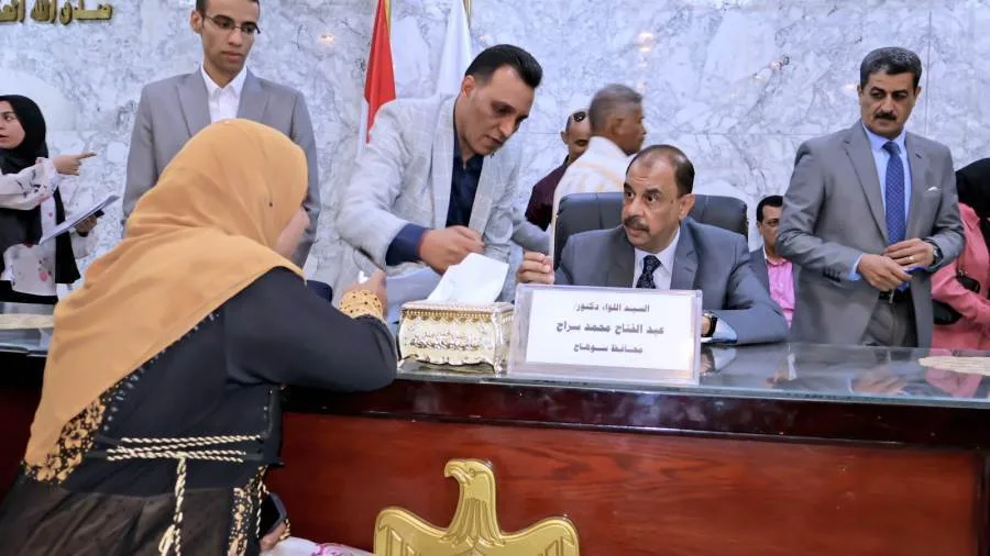 محافظ سوهاج ينظم اجتماعاً أسبوعياً مع المواطنين للاستماع إلى شكاواهم وطلباتم. محافظ سوهاج ينظم اجتماعاً أسبوعياً مع المواطنين للاستماع إلى شكاواهم وطلباتم.