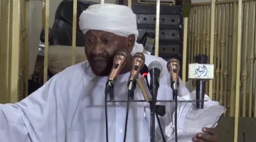 شاهد الفيديو: سوداني يُطلق زوجته بلغة “الراندوك” ويعيد معاشرتها بعد فترة قصيرة، والشيخ محمد مصطفى عبد القادر يعلق بسخرية تثير ضحكات الحاضرين.