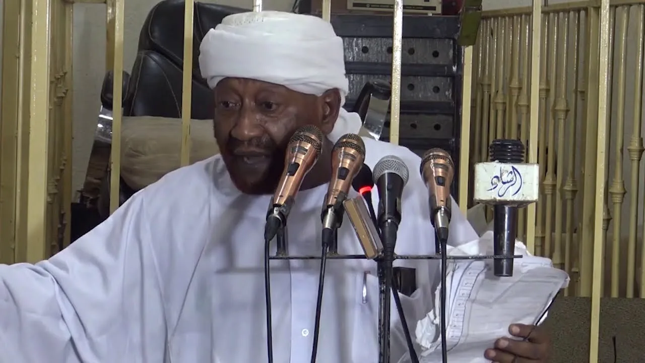 شاهد الفيديو: سوداني يُطلق زوجته بلغة “الراندوك” ويعيد معاشرتها بعد فترة قصيرة، والشيخ محمد مصطفى عبد القادر يعلق بسخرية تثير ضحكات الحاضرين. شاهد الفيديو: سوداني يُطلق زوجته بلغة “الراندوك” ويعيد معاشرتها بعد فترة قصيرة، والشيخ محمد مصطفى عبد القادر يعلق بسخرية تثير ضحكات الحاضرين.
