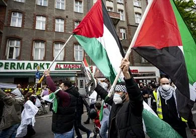 اعتقال أكثر من 70 فرداً في لندن خلال مظاهرات ضد حظر جماعة “تحرك من أجل فلسطين” اعتقال أكثر من 70 فرداً في لندن خلال مظاهرات ضد حظر جماعة “تحرك من أجل فلسطين”