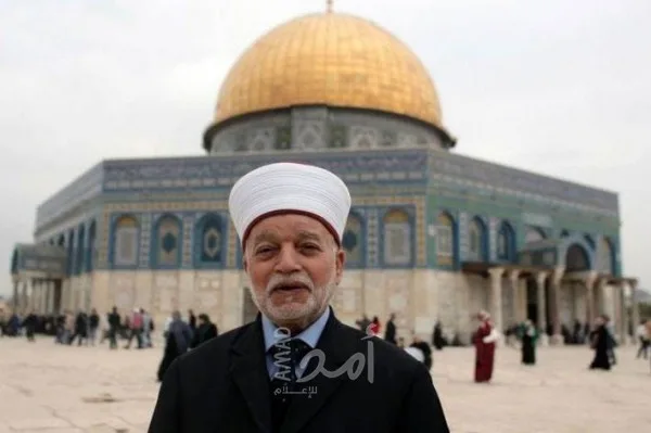 جيش الاحتلال يُبلغ مفتي القدس بقرار إبعاده عن المسجد الأقصى لمدة أسبوع جيش الاحتلال يُبلغ مفتي القدس بقرار إبعاده عن المسجد الأقصى لمدة أسبوع