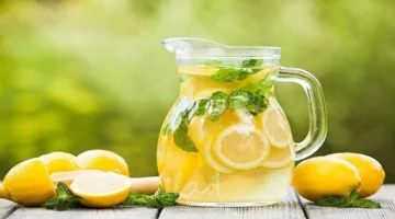 ما تأثير شرب كوب من الماء الدافئ مع الليمون على جسمك في بداية اليوم؟