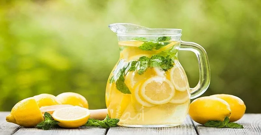 ما تأثير شرب كوب من الماء الدافئ مع الليمون على جسمك في بداية اليوم؟ ما تأثير شرب كوب من الماء الدافئ مع الليمون على جسمك في بداية اليوم؟