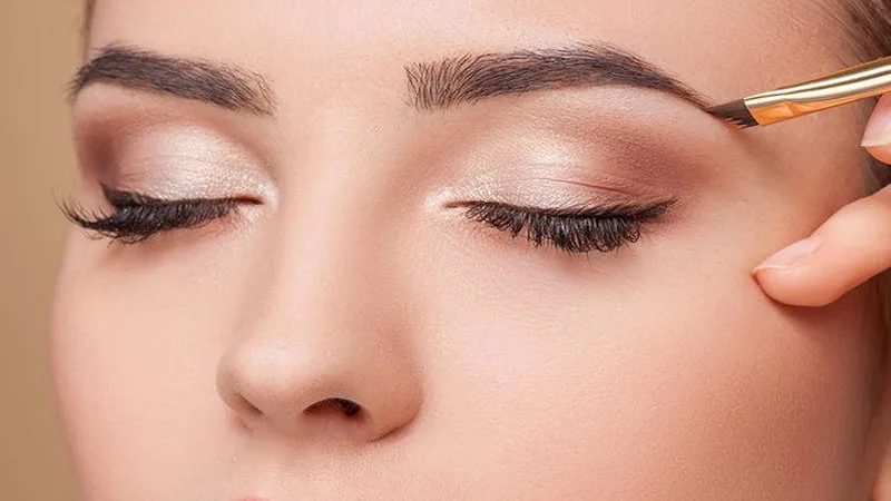 إزالة الحواجب في صالونات التجميل قد تؤدي إلى مشاكل كبدية