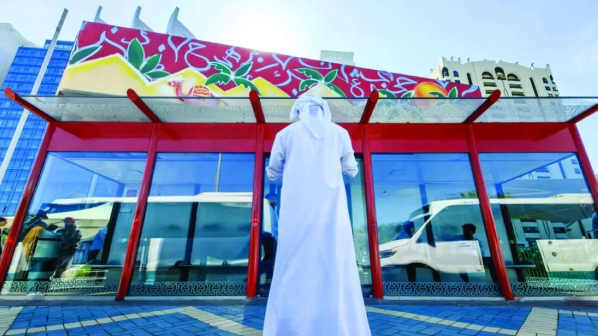 هند خالد: الفتاة الإماراتية التي تحول الجدران إلى لوحات فنية زاخرة بالجمال.