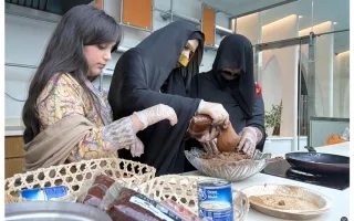 أطفال يتعلمون الآداب «بين أحضان الجدة»