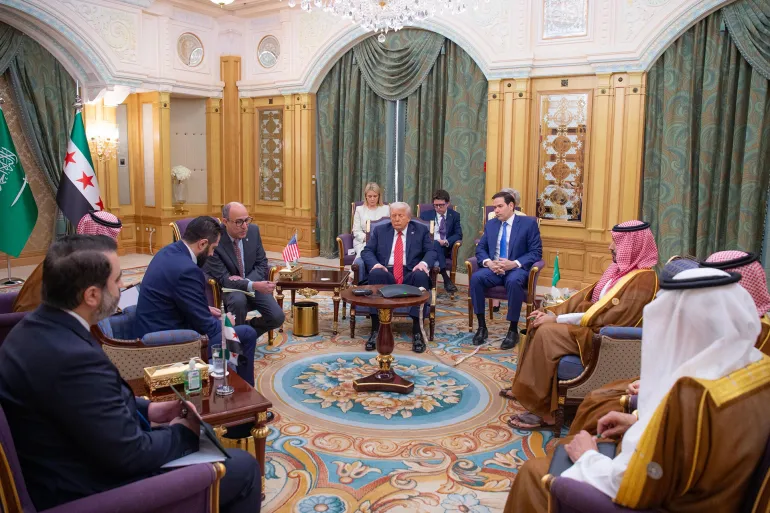جانب من اللقاء الذي جمع ترامب والشرع في الرياض (أرشيفية)