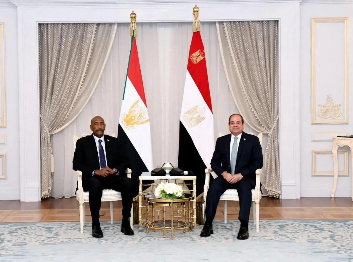 الرئيس المصري ورئيس مجلس السيادة السوداني يتناولان آخر التطورات في السودان