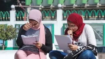 طلاب الثانوية العامة بنظام “القديم” يتوجهون إلى اللجان لأداء امتحان التفاضل والتكامل