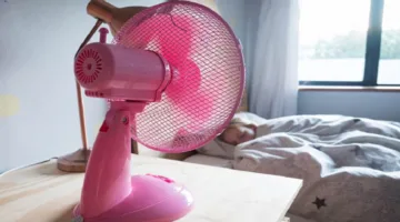 هل النوم مع تشغيل المروحة ضار بالفعل؟ خبيرة توضح 4 تأثيرات على صحتك!