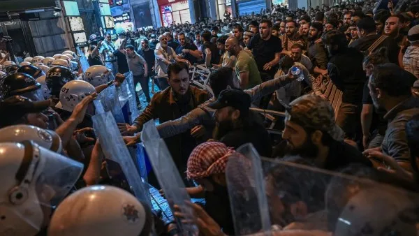 تركيا: اعتقال رسامين كاريكاتير بتهمة الإساءة للنبي، واحتجاجات تطالب بتطبيق الشريعة