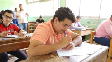 طلاب الأدب في الثانوية الأزهرية يختبرون في مادة التوحيد